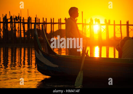 Fishman sotto U Bein bridge al tramonto, Myanmar landmark in mandalay Foto Stock