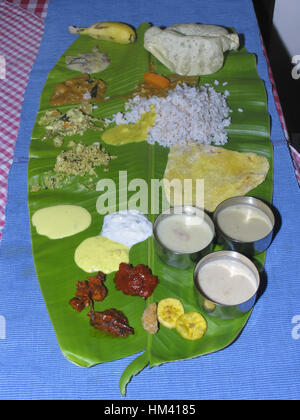 L'Onam Sadhya è un pasto a più portate con 11 - 12 piatti vegetariani ed è servito l'ultimo giorno di Onam. South Indian Thali o pasto. Kerala, India Foto Stock