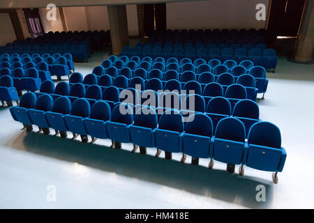 Righe di colore rosso sedie teatro nella sala conferenza. Foto Stock