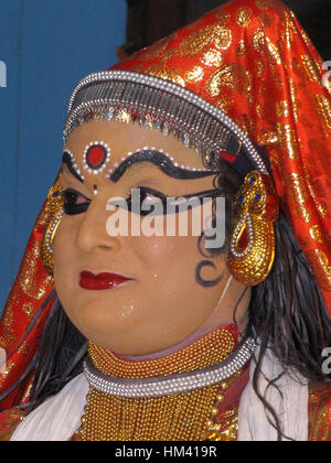 Kathakali ballerina in posa, Kerala, India. Kathakali è una delle principali forme di danza classica indiana. È un'altra storia di riprodurre un genere di arte, ma su Foto Stock