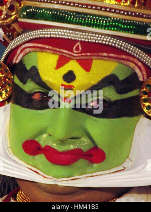 Kathakali danzatore ritratto faccia, Kerala, India. Kathakali è una delle principali forme di danza classica indiana. Foto Stock