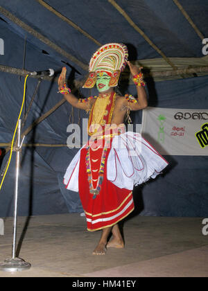Kathakali dancer esecuzione , Kerala, India. Kathakali è una delle principali forme di danza classica indiana. È un'altra storia di riprodurre un genere di arte, b Foto Stock