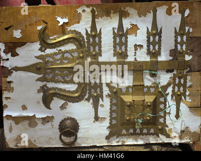 Antico sistema di bloccaggio realizzato in ottone. Il Kerala, India Foto Stock