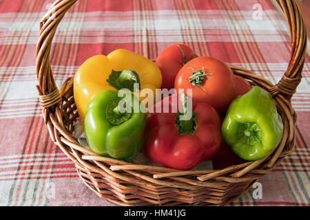 Cestello di peperoni e pomodori Foto Stock