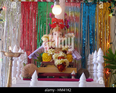 Statua del Signore Ganesh adorato nel Maharashtra durante Ganesh festival. Foto Stock