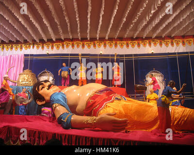 Storia Kumbhkarn decorazioni e statue legati alla mitologia indù durante Ganesh Festival in Pune, Maharashtra, India Foto Stock