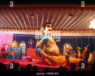 Storia Kumbhkarn decorazioni e statue legati alla mitologia indù durante Ganesh Festival in Pune, Maharashtra, India Foto Stock