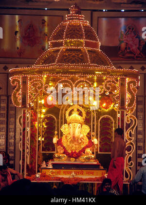 Statua del Signore Ganesh adorato nel Maharashtra durante Ganesh festival. Foto Stock