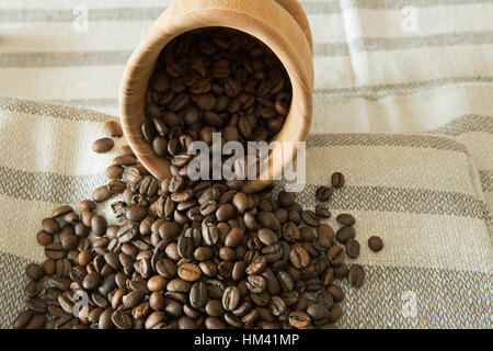 I chicchi di caffè con mortaio e pestello Foto Stock