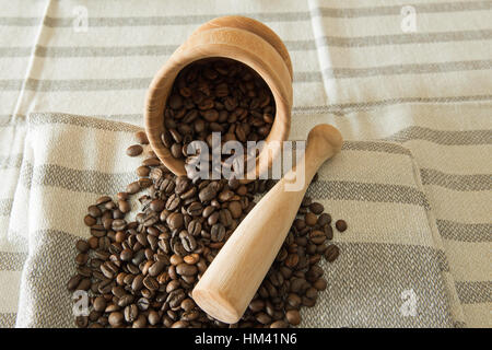 I chicchi di caffè con mortaio e pestello Foto Stock