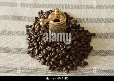 I chicchi di caffè con la fresa Foto Stock