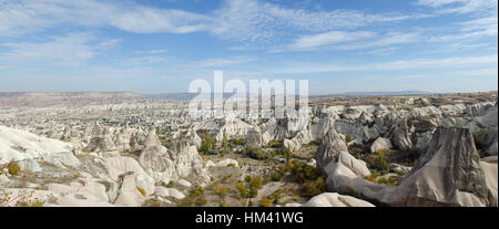 Vista panoramica di insolite caratteristiche rocciose di Goreme Turchia Foto Stock