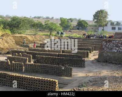 Fabbricazione di mattoni. Maharashtra, India. Foto Stock