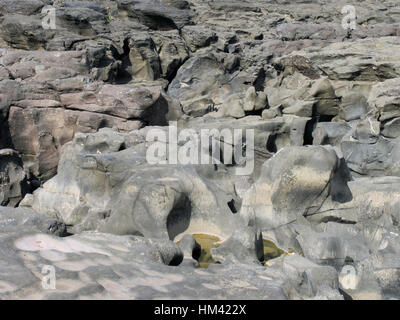 Abstract creato da erosione di roccia di fiume Kukadi Nighoj, Maharashtra, India Foto Stock