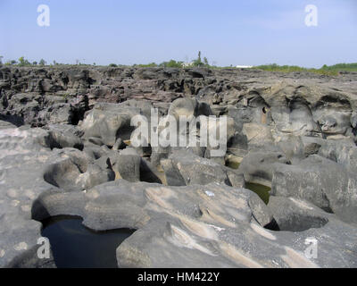 Abstract creato da erosione di roccia di fiume Kukadi Nighoj, Maharashtra, India Foto Stock