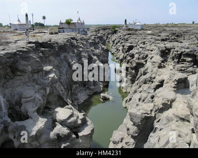 Abstract creato da erosione di roccia di fiume Kukadi Nighoj, Maharashtra, India Foto Stock