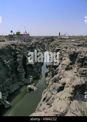 Abstract creato da erosione di roccia di fiume Kukadi Nighoj, Maharashtra, India Foto Stock