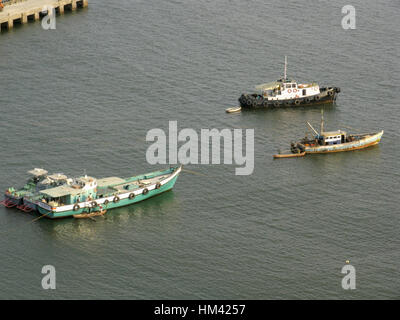 Barche in movimento su acqua. Foto Stock