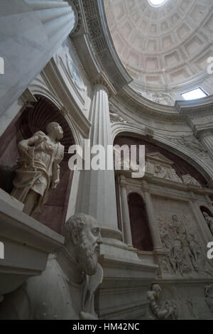 Il 22 maggio 2016, San Giovanni a Carbonara è una chiesa gotica in Italia a Napoli. Il nome carbonara (significato di "carbone-carrier") è stata data a questo sito allocat Foto Stock