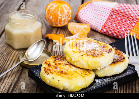 Dolce caldo cheesecake con i tangerini e miele Foto Stock