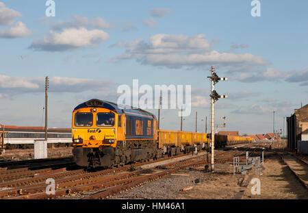 Approches 66704 marzo con un fine settimana ingegneri treno legato per il cantiere di Whitemoor. Il 5 marzo 2006. Foto Stock