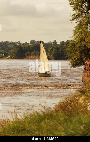 Piccole barche a vela di equitazione Severn onda alesaggio, fiume Severn, Scandicci ha, nel Gloucestershire. Foto Stock