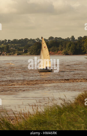 Piccole barche a vela di equitazione Severn onda alesaggio, fiume Severn, Scandicci ha, nel Gloucestershire. Foto Stock