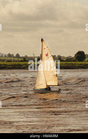 Piccole barche a vela di equitazione Severn onda alesaggio, fiume Severn, Scandicci ha, nel Gloucestershire. Foto Stock