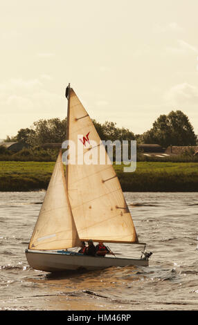 Piccole barche a vela di equitazione Severn onda alesaggio, fiume Severn, Scandicci ha, nel Gloucestershire. Foto Stock