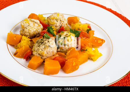 Ratatouille con polpette di carne su una piastra bianca Foto Stock