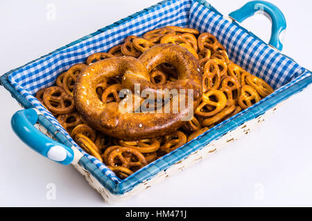 Dolce pretzel su un bel tessuto in un cesto di vimini su un whi Foto Stock