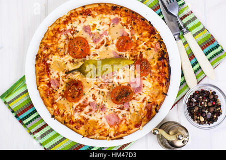 Pizza Prosciutto su lavagne bianche Foto Stock