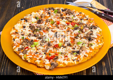 Pizza fatta in casa Foto Stock