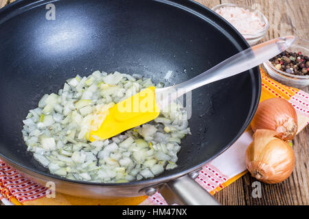 Cipolla fritti in olio in una padella Foto Stock