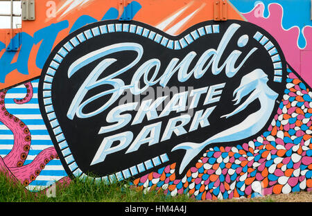 Bondi Beach Sea Wall, coperte di sancita la street art e graffiti di Sydney, Nuovo Galles del Sud Australia Foto Stock