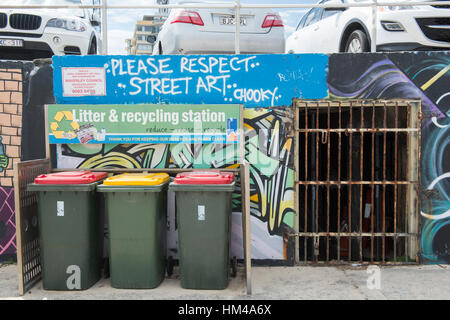 Bondi Beach Sea Wall, coperte di sancita la street art e graffiti di Sydney, Nuovo Galles del Sud Australia Foto Stock