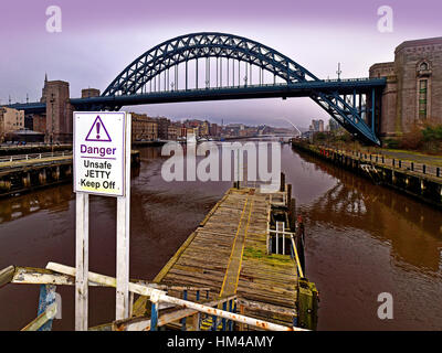 Tyne Bridge unsafe jetty sign on Swing Bridge Foto Stock