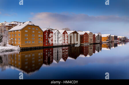 Città di Trondheim sulle rive del fiume Nidelva, Norvegia Foto Stock