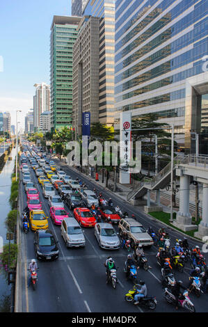 In attesa del traffico allo svincolo sulla Sathon Road, nel centro cittadino di Bangkok Foto Stock