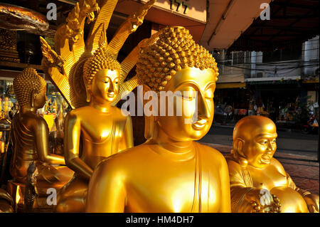 Grande Golden Statue di Buddha al di fuori del negozio in Bangkok Foto Stock