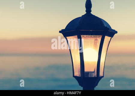 Vintage lampione sullo sfondo del mare di close-up Foto Stock