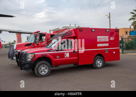 MARRAKECH, Marocco - Apr 28, 2016: Ford F-350 Ambulanza con la protezione del parabrezza sulla Marrakech-Menara aeroporto. Foto Stock