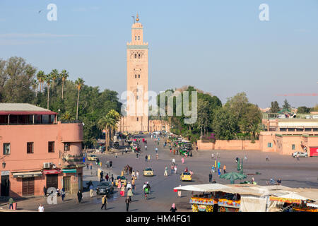 MARRAKECH, Marocco - Apr 29, 2016: vista la mattina sul Djemaa el Fna e Moschea di Koutoubia di Marrakech, Marocco Foto Stock