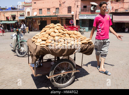 MARRAKECH, Marocco - Apr 29, 2016: venditore ambulante vendita di pane marocchino da un carrello nella Medina di Marrakech Foto Stock