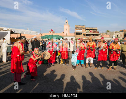 MARRAKECH, Marocco - Apr 29, 2016: Gnawa musicisti eseguendo sulla Djemaa El Fna a Marrakech, Marocco Foto Stock