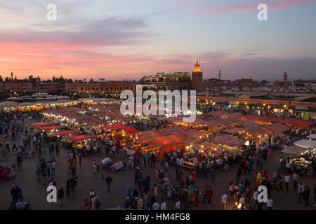 MARRAKECH, Marocco - Apr 29, 2016: Cibo si spegne al tramonto sul Djemaa El Fna. In serata la grande piazza si riempie con stand gastronomici, attracti Foto Stock