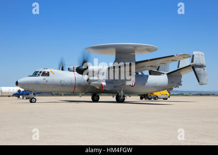 Saragozza, Spagna - maggio 20,2016: Marina Francese E-2C Hawkeye piano radar di avviamento di motori prima della partenza Foto Stock