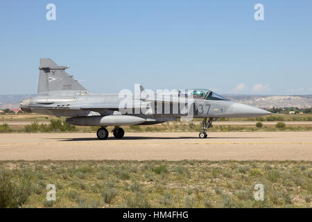 Saragozza, Spagna - maggio 20,2016: Ungherese Air Force Saab Gripen jet da combattimento in rullaggio dopo lo sbarco su Zaragoza airbase. Foto Stock