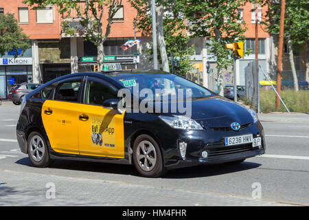 Barcellona, Spagna - 21 Maggio 2016: Toyota Prius taxi guida attraverso una strada di Barcellona. Foto Stock