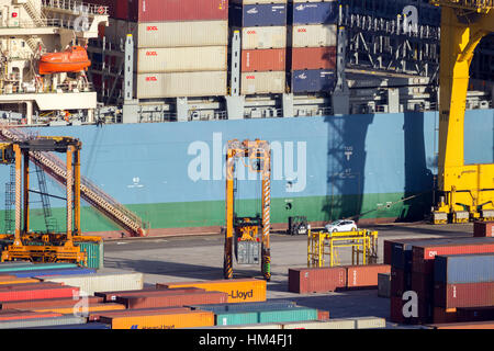 Barcellona, Spagna - 21 Maggio 2016: Nave beaing caricato nel terminale per container dal porto di Barcellona. Foto Stock